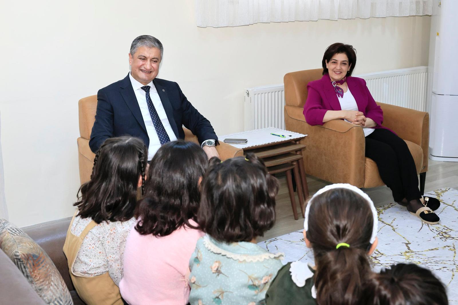 VALİMİZ VE EŞİNDEN ÇOCUK EVLERİ SİTESİNE BAYRAM ZİYARETİ