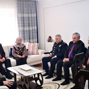 Şehitlerimizin aziz hatırası ve bizlere emanet bıraktıkları kıymetli aileleri başımızın tacıdır. - fotoğraf 1