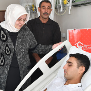 Bakan Selçuk,  GATA’da Tedavi Gören Gazileri Ziyaret Etti - fotoğraf 1