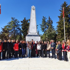 Şehitliklerde Vefa ve Sorumluluk Buluşması: Aziz Şehitlerimiz Dualarla Yâd Edildi - fotoğraf 1