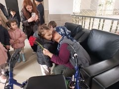 Anaokulu öğrencileri Alparslan Türkeş Huzurevini ziyaret etti.