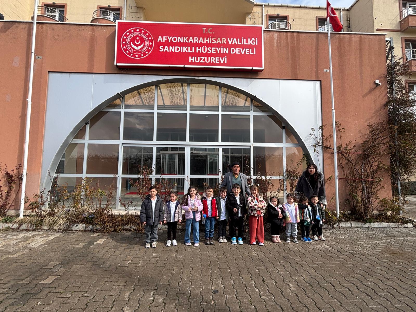 Uğur Alp Koleji Öğrencilerinden Sandıklı Hüseyin Develi Huzurevi'ne Anlamlı Ziyaret