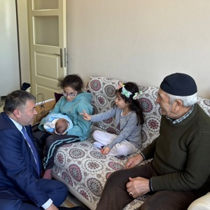 İl Müdürümüz Sayın Tolga Nacar, Üçüz Bebekleri Dünyaya Gelen  Akdemir Ailesini Ziyaret Etti. - fotoğraf 4