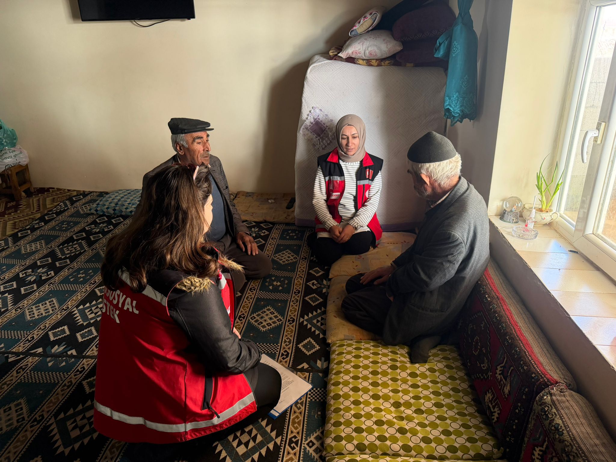 Toplumumuzun hafızası, değerlerimizin en kıymetli taşıyıcısı olan büyüklerimiz; yalnızca geçmişimizin değil, geleceğimizin de en güçlü rehberleridir