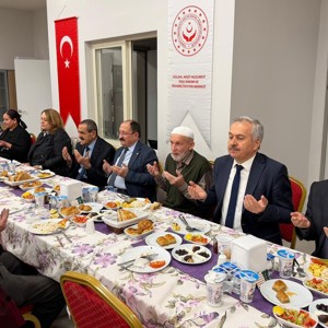 🌙 Ramazan’ın Bereketi Güldal Akşit Huzurevimizde Paylaşıldı - fotoğraf 3