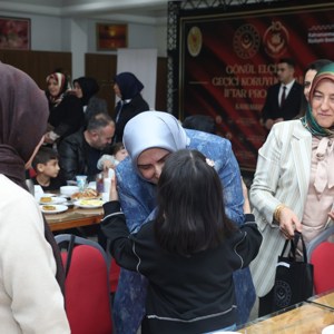 Dr. Selma Ünlüer Hanımefendi, Gönül Elçileri ve Geçici Koruyucu Ailelerle İftar Sofrasında Buluştu - fotoğraf 4
