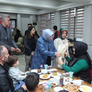 Dr. Selma Ünlüer Hanımefendi, Gönül Elçileri ve Geçici Koruyucu Ailelerle İftar Sofrasında Buluştu - fotoğraf 7