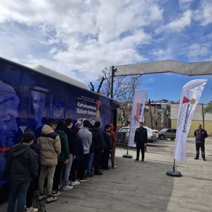 Çocuk Evleri Sitemizde Kalan Gençlerimiz Bilim Otobüsü ile Eğlenceli ve Verimli Bir Gün Geçirdi - fotoğraf 1
