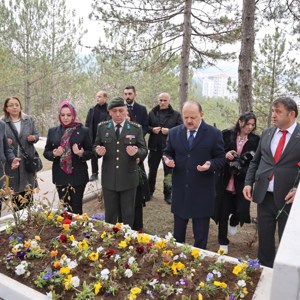 18 Mart Şehitleri Anma Günü'nde Şehitlik Ziyareti - fotoğraf 7