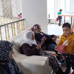 Özel Nezahat Eren Anaokulu öğretmen ve öğrencileri, Yaşlılar Haftası kapsamında Alparslan Türkeş Huzurevi’ni ziyaret etti. - fotoğraf 1