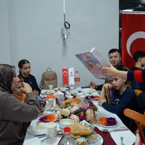 Şehit Yakınları ve Gazilerimizle Büyük Aile Sofrası” iftar programı, Ordu Valiliği Sosyal Tesisleri’nde gerçekleştirildi. - fotoğraf 9