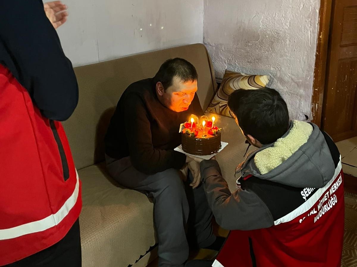 Şebinkarahisar Sosyal Hizmet Merkezinden Doğum Günü Ziyareti