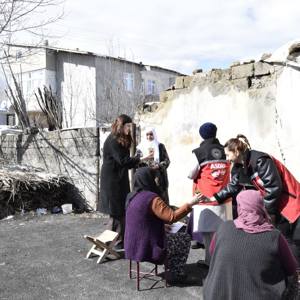 Köylerde Yaşayan Emektar Kadınlara 8 Mart Ziyareti - fotoğraf 2