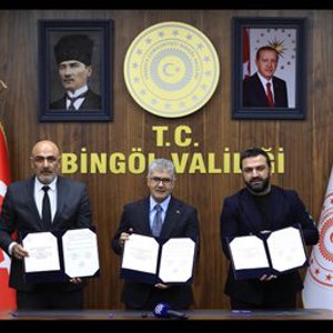 Sayın Valimiz Cahit Çelik’in başkanlığında;İl Müdürümüz Abdulbari Aksoy ve hayırsever iş insanı Serdar Turhan adına yüklenici firma ile Çocuk Evleri Sitesi Yapım Protokolü imzalandı. - fotoğraf 1