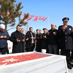 18 Mart Şehitleri Anma Günü Kapsamında Şehitliklerde Düzenlenen Anma Programı - fotoğraf 1