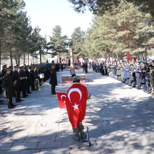 18 Mart Şehitleri Anma Günü Kapsamında Şehitliklerde Düzenlenen Anma Programı - fotoğraf 3