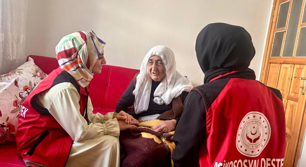“Tek Başına Değil, Çok Başına Bayram” Projesiyle Tek Başına Yaşayan Yaşlılara Bayram Ziyareti