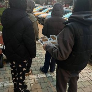 Müdürlüğümüzde kalan çocuklarimiz ile birlikte sokak hayvanlarını besleyerek hem doğaya hem  hayvanlara sevgi dolu bir dokunuş yaptik - fotoğraf 2
