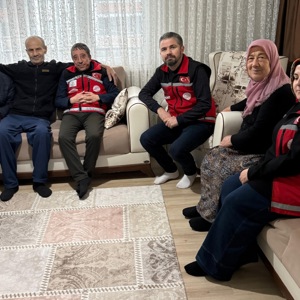 Aziz şehitlerimizin kıymetli emanetleri olan şehit yakınları ile kahraman gazilerimiz ve aileleri hanelerinde ziyaret edildi - fotoğraf 6