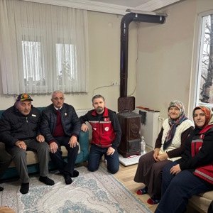 Aziz şehitlerimizin kıymetli emanetleri olan şehit yakınları ile kahraman gazilerimiz ve aileleri hanelerinde ziyaret edildi - fotoğraf 7