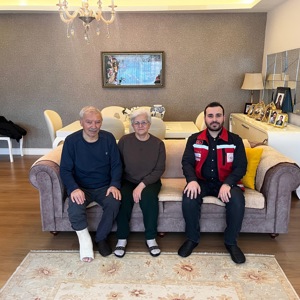 Aziz şehitlerimizin kıymetli emanetleri olan şehit yakınları ile kahraman gazilerimiz ve aileleri hanelerinde ziyaret edildi - fotoğraf 2