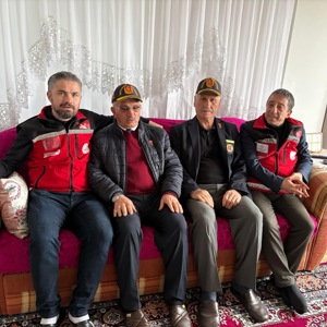 Aziz şehitlerimizin kıymetli emanetleri olan şehit yakınları ile kahraman gazilerimiz ve aileleri hanelerinde ziyaret edildi - fotoğraf 14