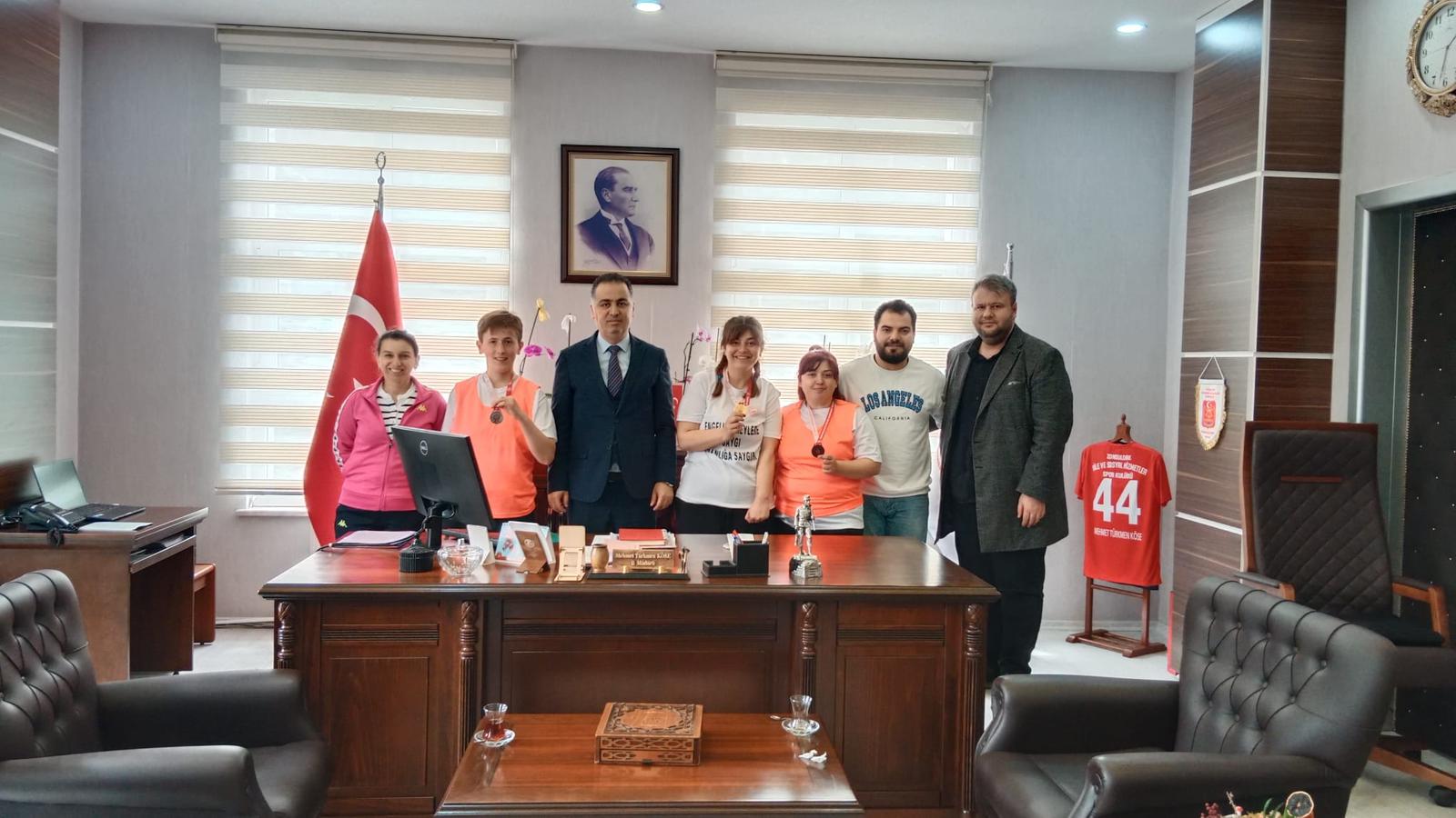 Devrek Engelsiz Yaşam Merkezinde kalmakta olan gençlerimiz Masa Tenisi İl Şampiyonası'na katılarak bizleri gururlandırmışlardır.