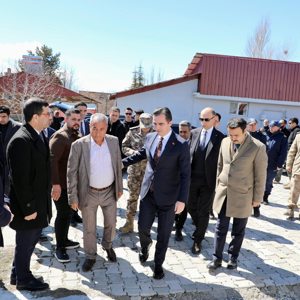 Valimiz Sayın Ahmet Karakaya, Şehit Uzm. Çvş. Mesut Ardıç’ın Umre ziyaretinden dönen kıymetli  babası ve ailesini ziyaret etti - fotoğraf 4