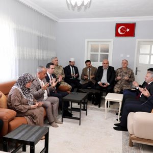 Valimiz Sayın Ahmet Karakaya, Şehit Uzm. Çvş. Mesut Ardıç’ın Umre ziyaretinden dönen kıymetli  babası ve ailesini ziyaret etti - fotoğraf 2