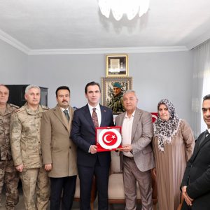 Valimiz Sayın Ahmet Karakaya, Şehit Uzm. Çvş. Mesut Ardıç’ın Umre ziyaretinden dönen kıymetli  babası ve ailesini ziyaret etti - fotoğraf 1