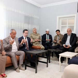 Valimiz Sayın Ahmet Karakaya, Şehit Uzm. Çvş. Mesut Ardıç’ın Umre ziyaretinden dönen kıymetli  babası ve ailesini ziyaret etti - fotoğraf 3