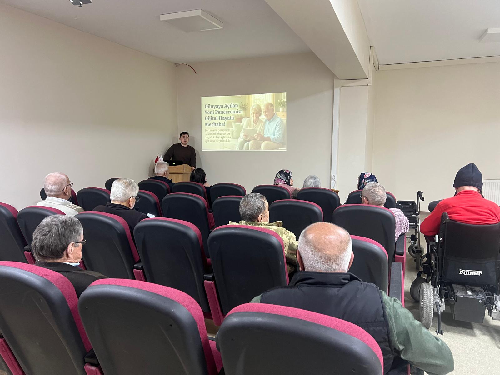 “Dijital Okuryazarlık” eğitimi verilmiştir.