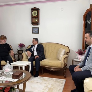 İl Müdürümüz Adem Yücel , Aziz Şehidimiz Alper Kalem’in değerli ailesi, Sevim Hanım ve Mehmet Ali Bey’i ziyaret ettiler. - fotoğraf 2
