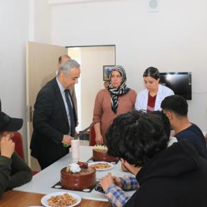 İL MÜDÜRÜMÜZ İHTİSASLAŞTIRILMIŞ ÇOCUK EVLERİ SİTEMİZDEKİ KIYMETLİ ÇOCUĞUMUZUN DOĞUM GÜNÜ KUTLAMASINA KATILDI - fotoğraf 2