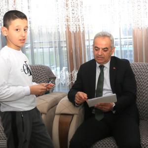 İL MÜDÜRÜMÜZ SAYIN  ERGÜN 2 NİSAN DÜNYA OTİZM FARKINDALIK GÜNÜ KAPSAMINDA ÖZEL BİREYİMİZ  VE AİLESİNİ ZİYARET ETTİ - fotoğraf 2
