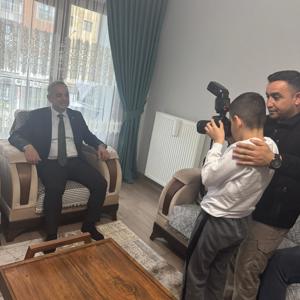 İL MÜDÜRÜMÜZ SAYIN  ERGÜN 2 NİSAN DÜNYA OTİZM FARKINDALIK GÜNÜ KAPSAMINDA ÖZEL BİREYİMİZ  VE AİLESİNİ ZİYARET ETTİ - fotoğraf 3