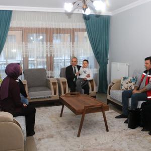 İL MÜDÜRÜMÜZ SAYIN  ERGÜN 2 NİSAN DÜNYA OTİZM FARKINDALIK GÜNÜ KAPSAMINDA ÖZEL BİREYİMİZ  VE AİLESİNİ ZİYARET ETTİ - fotoğraf 4