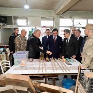Valimiz Sayın Ahmet Karakaya, “Cumhurbaşkanlığımızca Yaşayan İnsan Hazinesi” ödülüne layık görülen baston ustası Cumali Birol’u atölyesinde ziyaret etti - fotoğraf 4