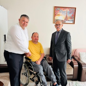 İl Müdürümüz Sayın Tolga Nacar ve Valilik Basın ve Halkla İlişkiler Müdürü Sayın Osman Turunç, Kadirli’de İkamet eden Gazimiz Eren Yiğit’i ziyaret etmişlerdir. - fotoğraf 1