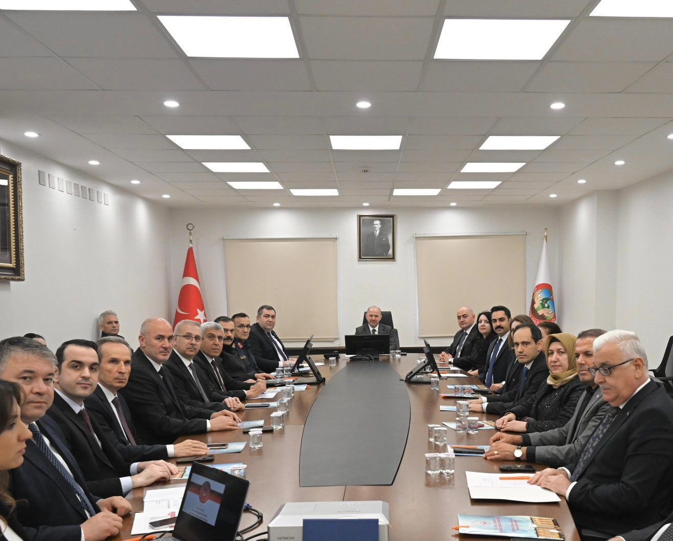 Sayın Valimiz Mehmet Fatih Serdengeçti başkanlığında ,İl Müdürümüz Sayın Tolga Nacar ,Kamu Kurum ve Kuruluş Müdürleri,STK  Yöneticileri ve diğer katılımcılar ile  Kadına Yönelik Şiddetle Mücadele İl Koordinasyon Kurulu Toplantısı yapıldı. 