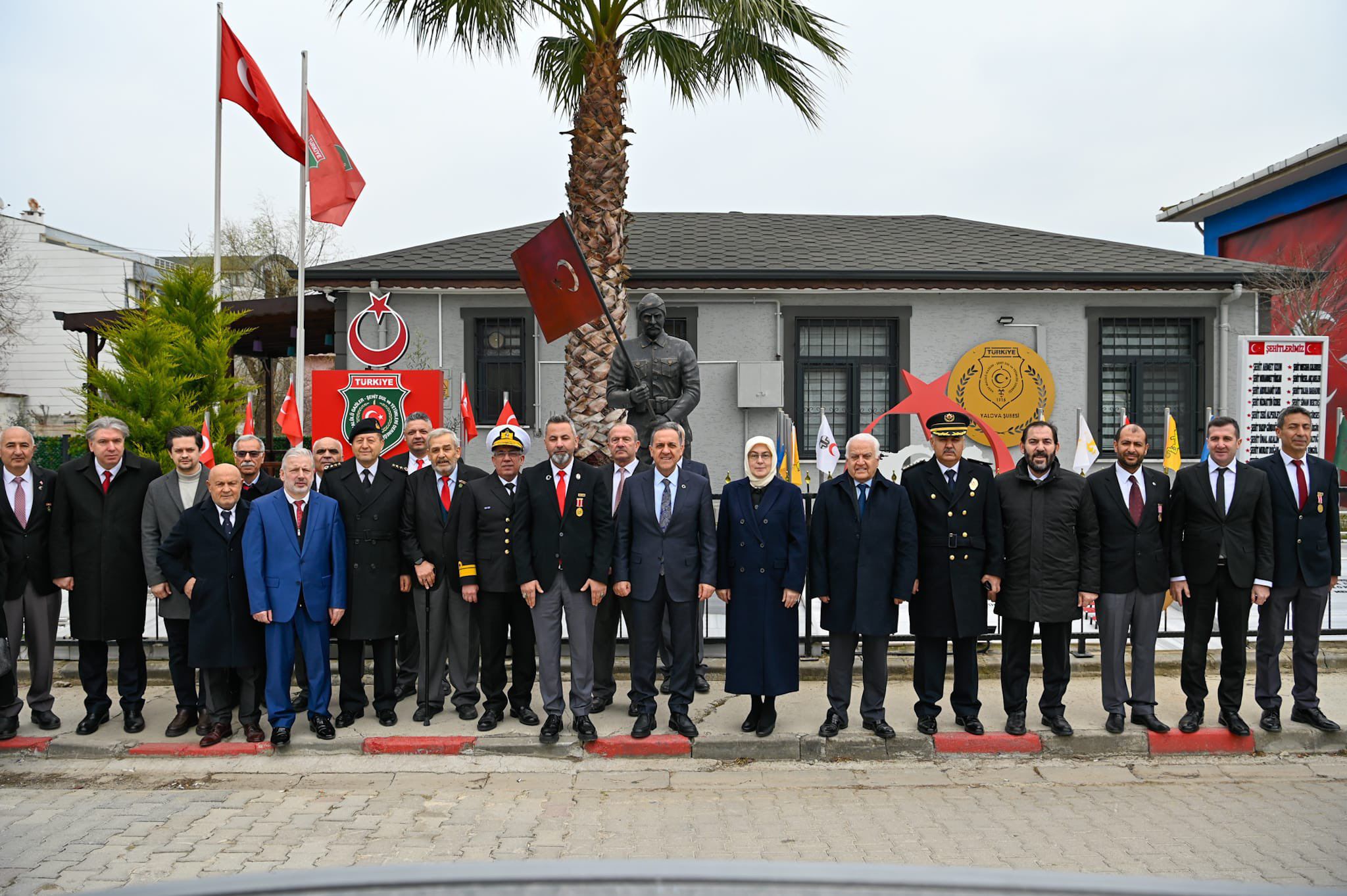 Valimiz Dr. Ahmet Hamdi Usta, İl Müdürümüz Arif Laçin; 18 Mart Şehitler Günü ve Çanakkale Deniz Zaferi’nin yıl dönümü dolayısıyla Türkiye Harp Malulü Gaziler, Şehit Dul ve Yetimler Derneği Yalova Şubesi’ni ziyaret etti.