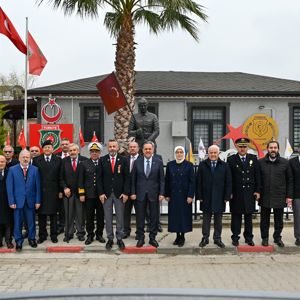 Valimiz Dr. Ahmet Hamdi Usta, İl Müdürümüz Arif Laçin; 18 Mart Şehitler Günü ve Çanakkale Deniz Zaferi’nin yıl dönümü dolayısıyla Türkiye Harp Malulü Gaziler, Şehit Dul ve Yetimler Derneği Yalova Şubesi’ni ziyaret etti. - fotoğraf 1