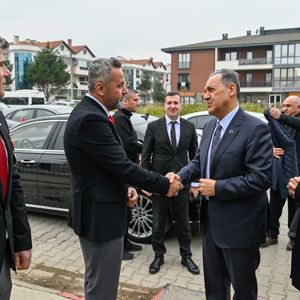 Valimiz Dr. Ahmet Hamdi Usta, İl Müdürümüz Arif Laçin; 18 Mart Şehitler Günü ve Çanakkale Deniz Zaferi’nin yıl dönümü dolayısıyla Türkiye Harp Malulü Gaziler, Şehit Dul ve Yetimler Derneği Yalova Şubesi’ni ziyaret etti. - fotoğraf 2