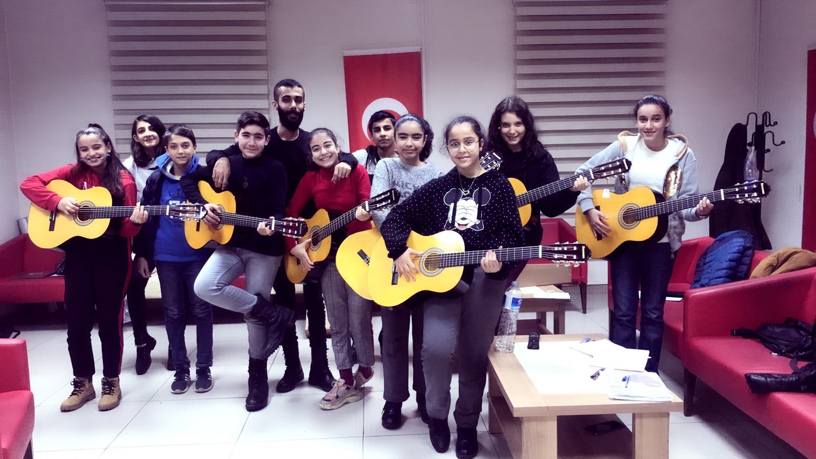 24 Çocuğa Bağlama ve Gitar Kursu