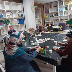 Huzurevi El Sanatları Atölyesinde Otizm Farkındalık Etkinliği  - fotoğraf 3