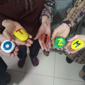 Huzurevi El Sanatları Atölyesinde Otizm Farkındalık Etkinliği  - fotoğraf 4