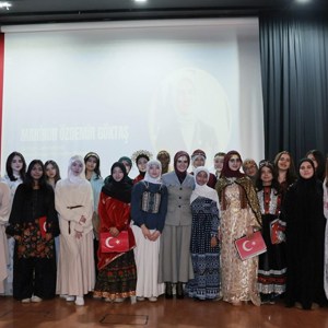 Bakanımız Göktaş, Uluslararası Milli İrade Kız Anadolu İmam Hatip Lisesi'nde öğrencilerle buluştu - fotoğraf 1