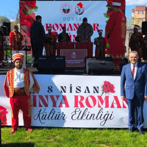 Kırklareli’nde 8 Nisan Dünya Romanlar Günü Etkinliği Yoğun Katılımla Gerçekleştirildi - fotoğraf 16