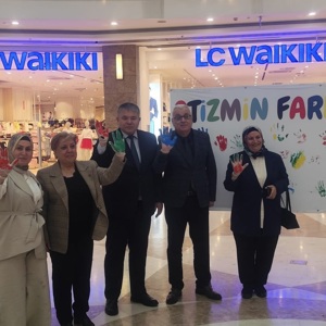 İŞKUR İl Müdürü Hacı Akkoyunlu, Otizm Derneği yöneticileri ve Ayşe Şahin’in katılımıyla Park 328 AVM’de anlamlı bir farkındalık etkinliği gerçekleştirildi. - fotoğraf 2