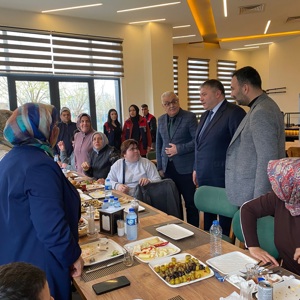 2 Nisan Otizm Farkındalık Günü kapsamında İl Müdürümüz Sayın Tolga Nacar ve İŞKUR İl Müdürü Hacı Akkoyunlu, otizmli çocuklarımız ve aileleriyle Belediye Sosyal Tesislerinde düzenlenen kahvaltı programında bir araya geldi. - fotoğraf 1